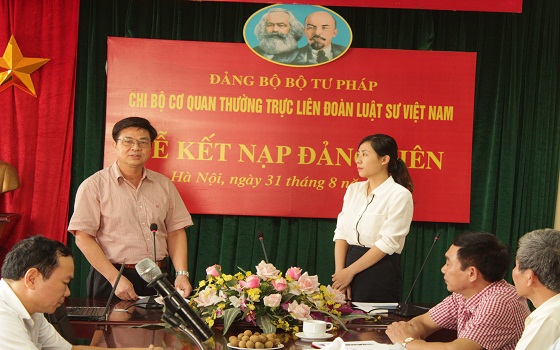 Chi bộ Cơ quan thường trực Liên đoàn Luật sư Việt Nam tổ chức lễ kết nạp Đảng viên mới