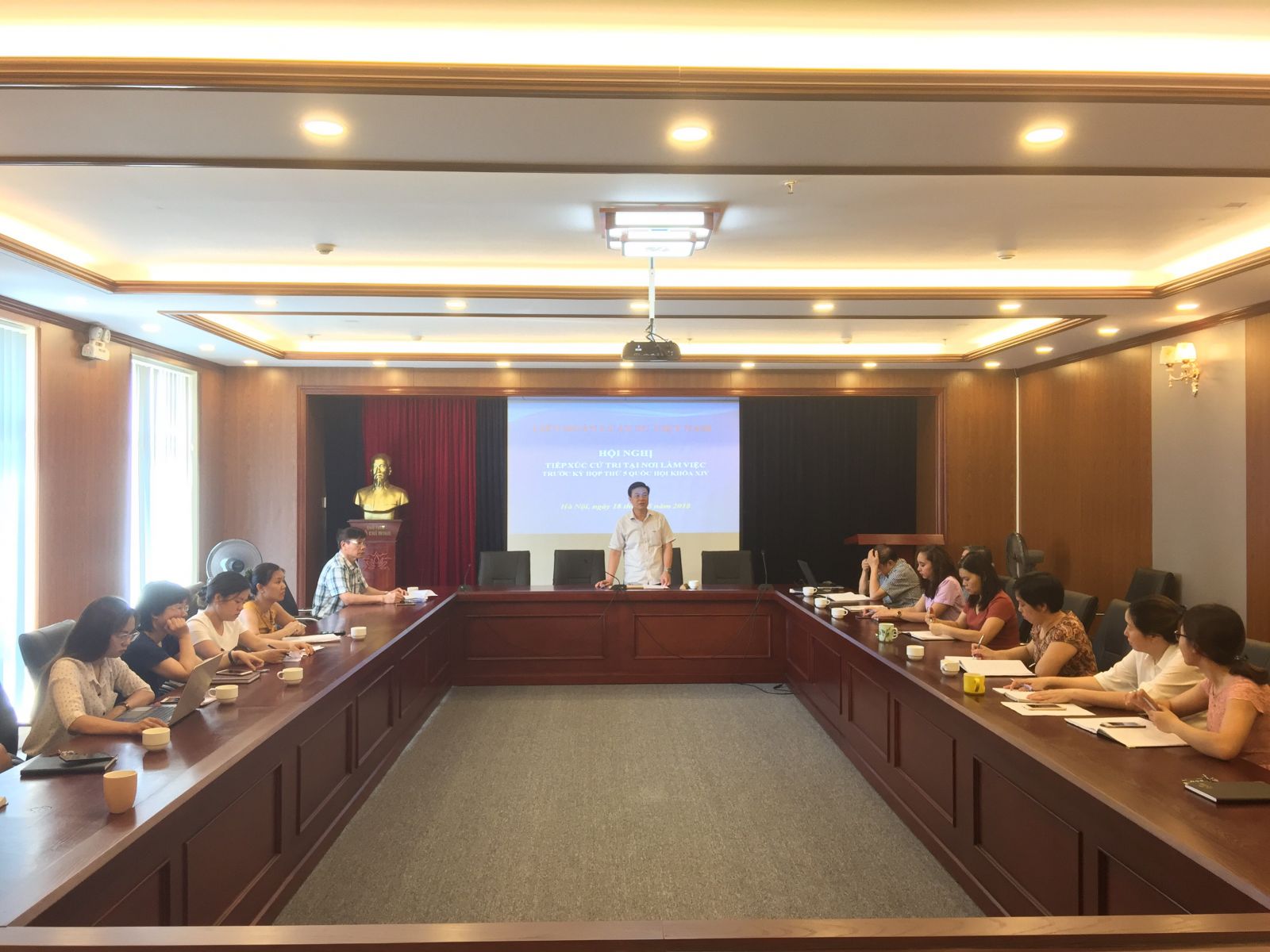 Đại biểu Quốc hội Đỗ Ngọc Thịnh tiếp xúc cử tri tại nơi làm việc