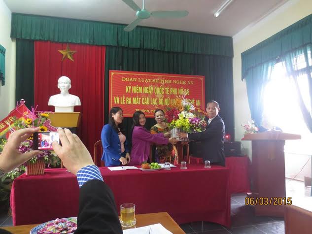 Đoàn luật sư tỉnh Nghệ An: Họp mặt kỷ niệm Ngày Quốc tế Phụ nữ 8-3 và ra mắt Câu lạc bộ nữ luật sư Nghệ An
