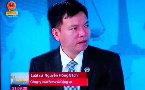 Toà tuyên vô tội, luật sư và bị cáo ôm nhau rưng rưng