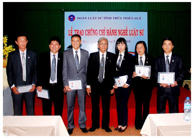 Đoàn luật sư tỉnh Thừa Thiên – Huế tổ chức trao Chứng chỉ hành nghề luật sư cho các cá nhân