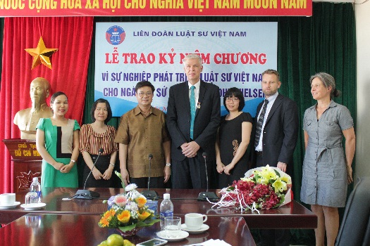 Liên đoàn Luật sư Việt Nam tặng Kỷ niệm chương "Vì sự nghiệp phát triển luật sư Việt Nam" cho Đại sứ đặc mệnh toàn quyền Vương quốc Đan Mạch tại Việt Nam