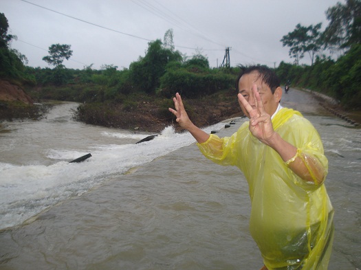 Đập tràn Khe Ang bị mất 8 gờ chắn lốp ngày 26/9/2013