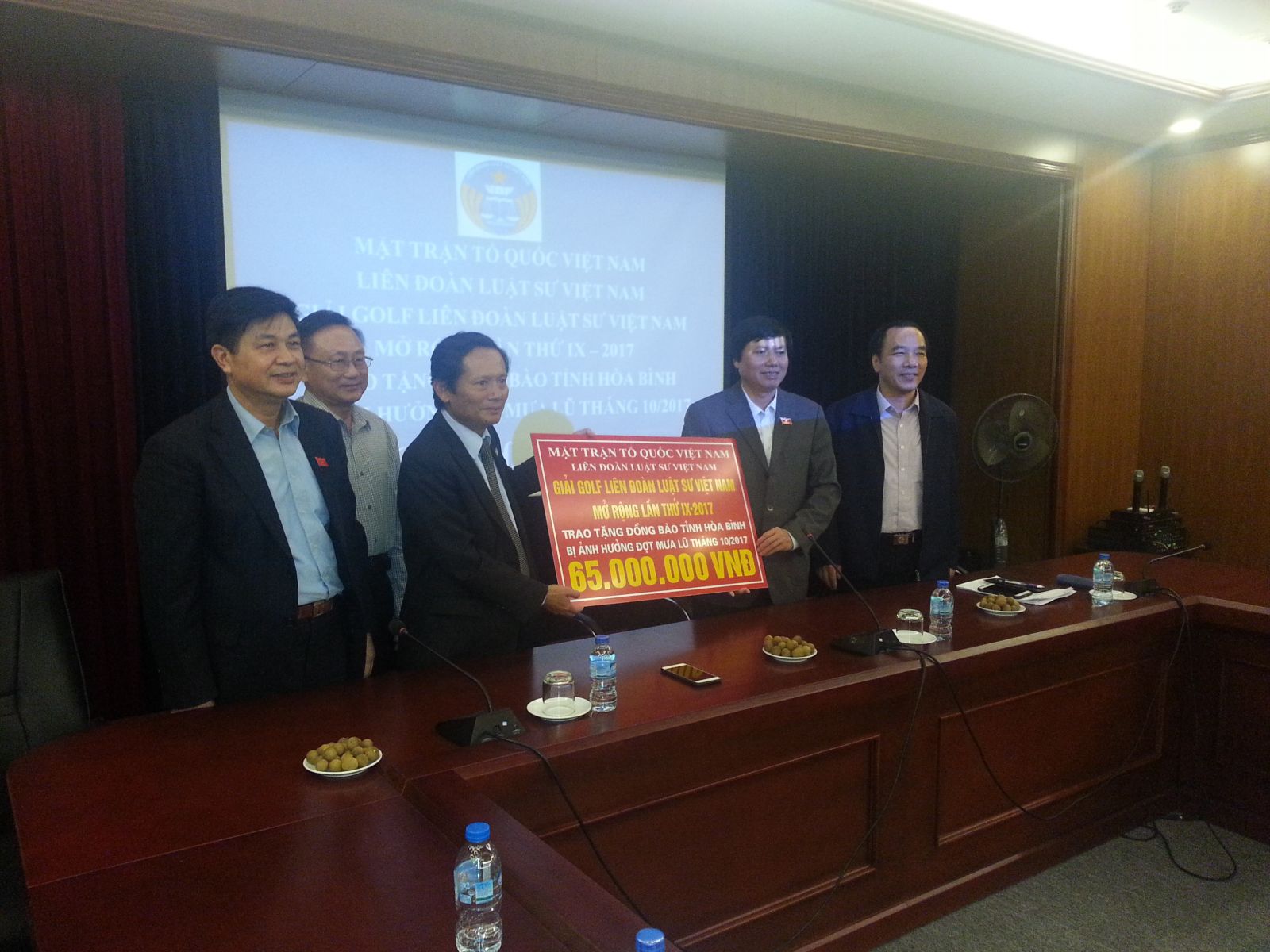 LĐLSVN tặng quà cho người dân tỉnh Hòa Bình bị ảnh hưởng sau trận mưa lũ tháng 10/2017